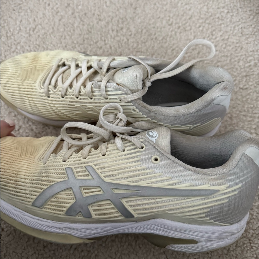 ASICS WHITE SIZE 8 TENNIS SHOES